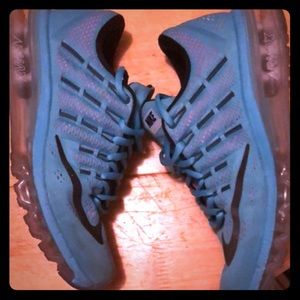 Women’s size 7 Nike Airmax